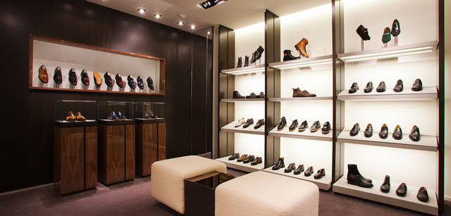 <strong>BALLY｜バリー</strong>　落ち着いた空間で、ベテランのスタッフが案内してくれるのも銀座店ならではだ。