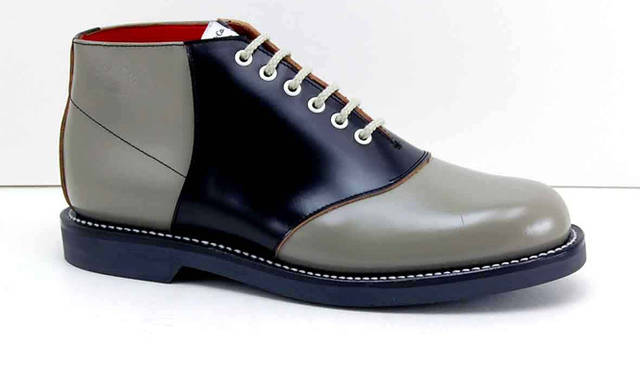 <strong>REGAL Shoe&Co.｜リーガル シュー&カンパニー</strong>　サドルシューズ ミッドカット  3万9000円（黒×グレー、黒×黒）