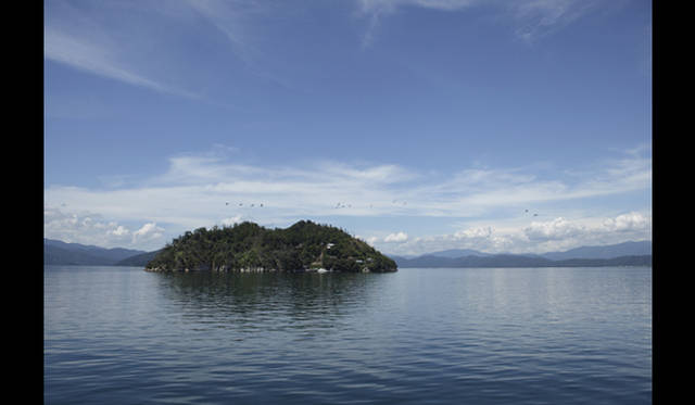 <strong>AAF通信｜建築学生ワークショップ滋賀2011　リポート</strong>　古来、信仰の対象となった島で、神の棲む島とも言われる竹生島。<br />Photo by SHIGETA Satoshi ©Nacasa&Partners.Inc.