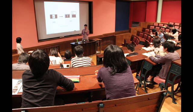 <strong>AAF通信｜建築学生ワークショップ滋賀2011　リポート</strong>　東京大学にておこなわれた参加説明会での建築家 吉村靖孝氏による基調講演。　Photo by SHIGETA Satoshi ©Nacasa&Partners.Inc.