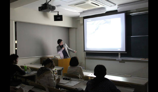 <strong>AAF通信｜建築学生ワークショップ滋賀2011　リポート</strong>　京都大学にておこなわれた参加説明会での建築家 三分一博志氏による基調講演。　Photo by SHIGETA Satoshi ©Nacasa&Partners.Inc.