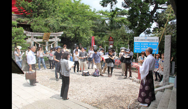 <strong>AAF通信｜建築学生ワークショップ滋賀2011　リポート</strong>　都久夫須麻神社境内でのフィールドワーク。<br />Photo by SHIGETA Satoshi ©Nacasa&Partners.Inc.