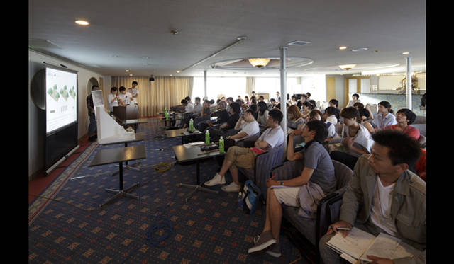 <strong>AAF通信｜建築学生ワークショップ滋賀2011　リポート</strong>　ビアンカ船上にて提案作品講評会のようす。<br />Photo by SHIGETA Satoshi ©Nacasa&Partners.Inc.