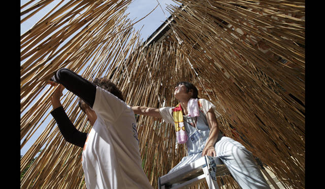 <strong>AAF通信｜建築学生ワークショップ滋賀2011　リポート</strong>　学生たちによる制作のようす。<br />Photo by SHIGETA Satoshi ©Nacasa&Partners.Inc.