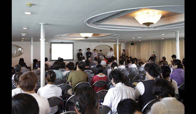 <strong>AAF通信｜建築学生ワークショップ滋賀2011　リポート</strong>　ビアンカ（琵琶湖汽船）船上にておこなわれた公開プレゼンテーション。<br />Photo by SHIGETA Satoshi ©Nacasa&Partners.Inc.