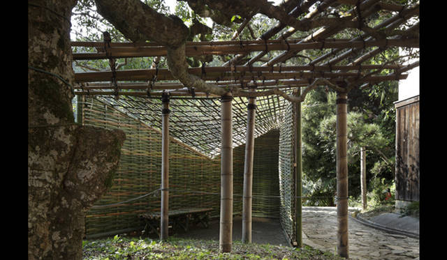 <strong>AAF通信｜建築学生ワークショップ滋賀2011　リポート</strong>　group 4による作品「矩形の木陰」<br />Photo by SHIGETA Satoshi ©Nacasa&Partners.Inc.