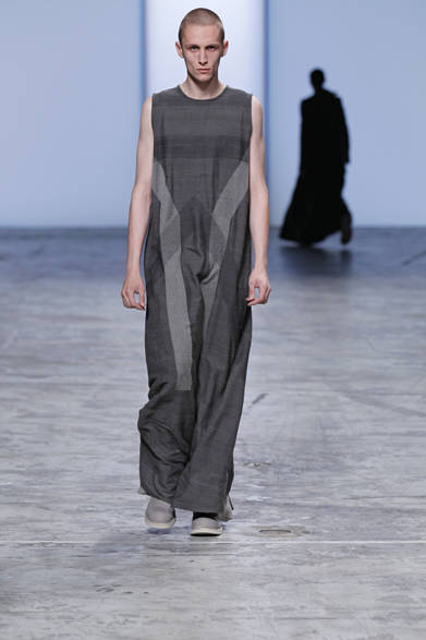 SS12_RO_2002 <strong>Rick Owens|リック・オウエンス</strong> 「コレクションでは常に“セックス”と“死”と“復活”をテーマにしている。これらの出来事の間に起こる曖昧さが灰色の霧に変わる様子。そして一瞬の傷や壊れそうな美がすべての現在と過去を破壊する瞬間」(リック・オウエンス)