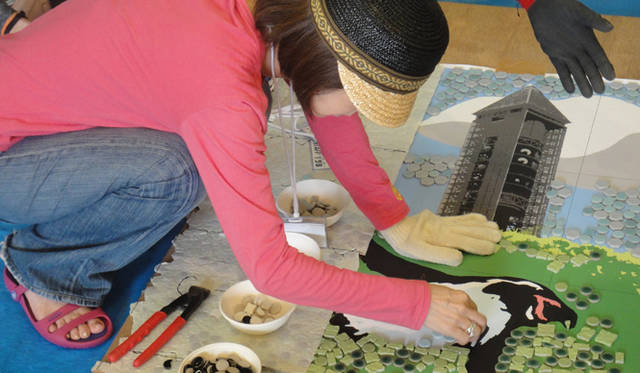 <strong>戸田恵子｜慌ただしくも充実した、夏を振り返る　その3</strong>　手と手つながれ！　モザイクアート<br />私が貼ったのは中央に描かれた東山タワーの下を飛んでいるペンギンのお腹あたり。時間があれば一日中貼っていたかったです。