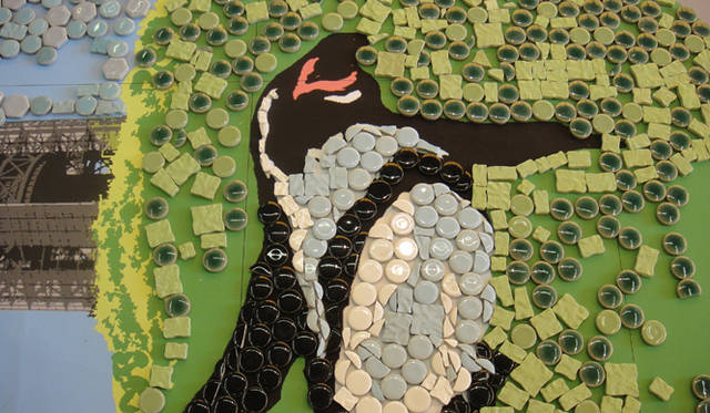 <strong>戸田恵子｜慌ただしくも充実した、夏を振り返る　その3</strong>　手と手つながれ！　モザイクアート<br />私が貼ったのは中央に描かれた東山タワーの下を飛んでいるペンギンのお腹あたり。時間があれば一日中貼っていたかったです。