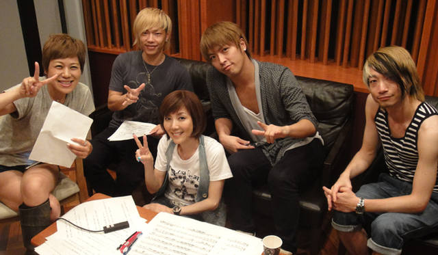 <strong>戸田恵子｜慌ただしくも充実した、夏を振り返る　その3</strong>　手と手つながれ！　モザイクアート<br />そしてこの企画にプラスアルファとして番組からあたらしい歌が誕生しました。壁画完成記念に、青木さやか作詞、ソナーポケット作曲、そして歌は私。タイトルは『東山の風 手と手つながれ』。親子の絆を歌ったなかなかの大曲です。