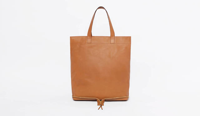 <strong>Chloé｜クロエ</strong>　『クロエ 青山店』5周年記念パーティ開催<br />AMELIA tote bag（tan） 13万200円　カラーはtanのほか、black、porcelainを展開