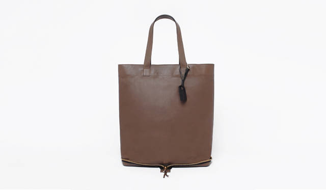 <strong>Chloé｜クロエ</strong>　『クロエ 青山店』5周年記念パーティ開催<br />AMELIA tote bag（smoke） 13万5450円　青山店5周年限定カラー・数量限定