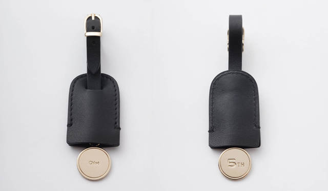 <strong>Chloé｜クロエ</strong>　『クロエ 青山店』5周年記念パーティ開催<br />青山店5周年記念限定バッグには、表にはクロエのロゴ、裏には5周年を意味する5THの文字が刻印されたメダルチャーム付きタグが付属される。