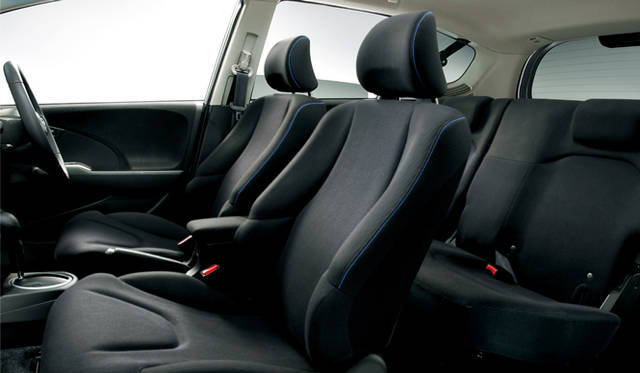 <strong>HONDA FIT HYBRID・10th Anniversary｜ホンダ フィット ハイブリッド・10th アニバーサリー</strong>　専用ブラックインテリア (ブルーステッチいり)