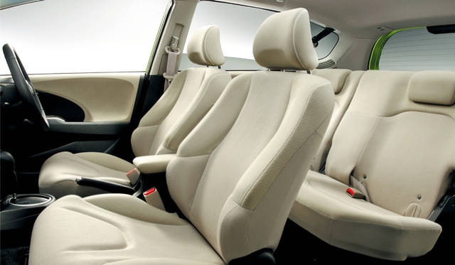 <strong>HONDA FIT HYBRID・10th Anniversary｜ホンダ フィット ハイブリッド・10th アニバーサリー</strong>　専用ベージュインテリア (ベージュステッチいり)