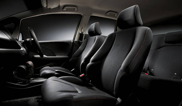 <strong>HONDA FIT RS・10th Anniversary｜ホンダ フィット RS・10th アニバーサリー</strong>　専用ブラックインテリア (オレンジステッチいり)