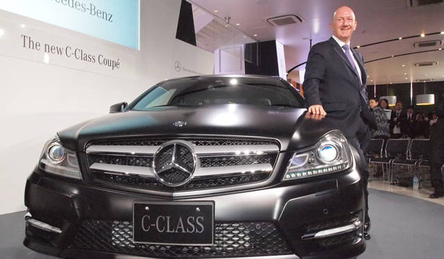 <strong>Mercedes-Benz C-Class Coupe｜メルセデス・ベンツ Cクラス クーペ</strong>　メルセデス・ベンツ日本 代表取締役 ニコラス・スピークス氏と、特別仕様車「C 250 ブルーエフィシエンシー エディション1」。