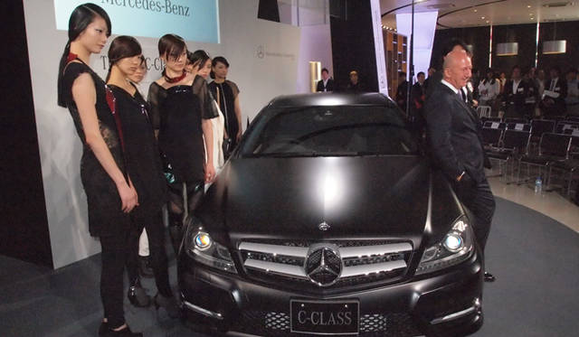 <strong>Mercedes-Benz C-Class Coupe｜メルセデス・ベンツ Cクラス クーペ</strong>　バンタンデザイン研究所の学生が、Cクラス クーペからインスパイアされた作品を展開するファッションショーも同時に開催。
