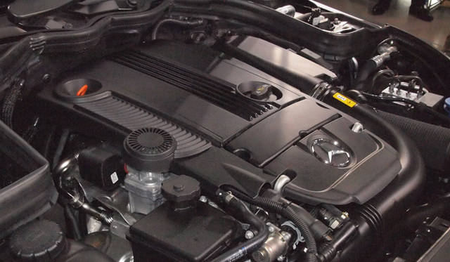 <strong>Mercedes-Benz C-Class Coupe｜メルセデス・ベンツ Cクラス クーペ</strong>　1.8リッター直列4気筒ターボチャージャーつきエンジン