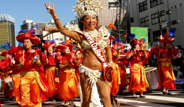 <strong>復興を祈願した「青山ワールドパレード」を開催</strong>