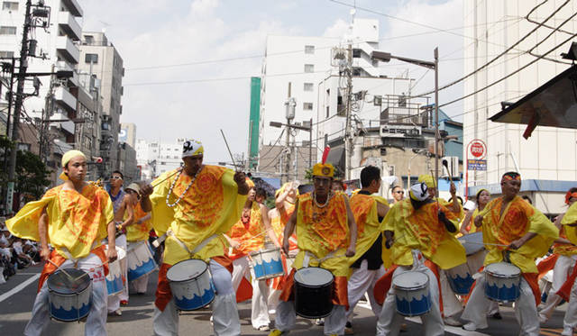 <strong>復興を祈願した「青山ワールドパレード」を開催</strong>