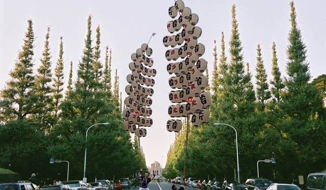 <strong>復興を祈願した「青山ワールドパレード」を開催</strong>