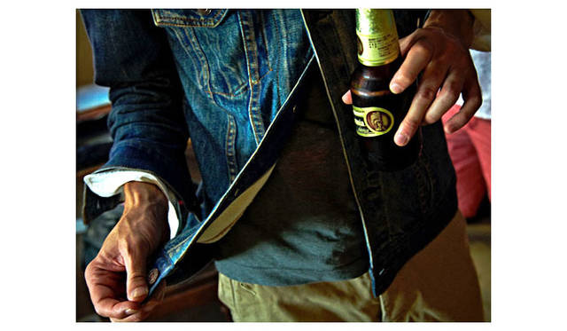 <strong>Birvin Uniform｜バービンユニフォーム</strong> 2012春夏コレクション　デニムプリントジャケット3万8000円、シャツ1万8000円、チノーズ2万3000円