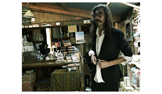 <strong>Birvin Uniform｜バービンユニフォーム</strong> 2012春夏コレクション　ジャケット4万4000円、シャツ1万8000円、トラウザーズ2万2000円