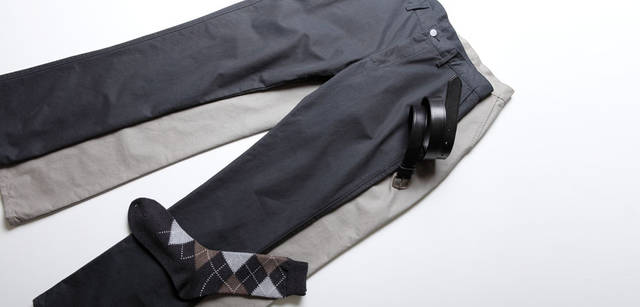 <strong> MARGARET HOWELL｜マーガレット・ハウエル</strong>　2011秋冬コレクション　EDWIN製チノトラウザーズ各2万4150円、ベルト2万4150円、ソックス2940円（すべてマーガレット・ハウエル）