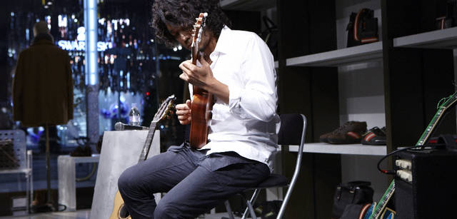 <strong>BALLY｜バリー</strong>　ニューヨークを拠点に、ヨーロッパ、北中米、アジア各国、日本などで精力的に活動するジャズギタリスト西藤ヒロノブ氏。コアロハの６弦ウクレレを中心に、アコースティックギターやエレキギターなどを織り交ぜながら、美しいメロディを奏でた