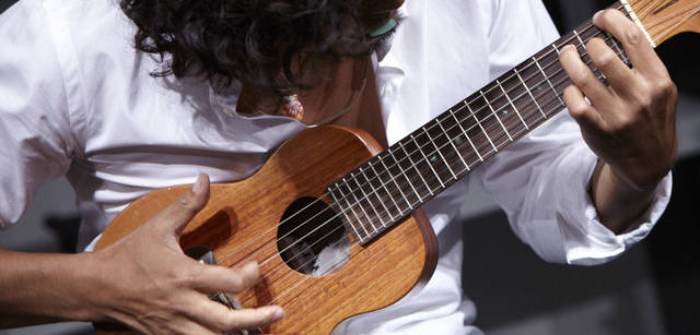 <strong>BALLY｜バリー</strong>　まるで指先にひとつの人格が宿っているかのように、自由自在に動く西藤ヒロノブ氏のフィンガーテクニック。その巧みな手さばきは見事の一言。