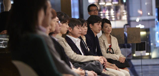 <strong>BALLY｜バリー</strong>　西藤ヒロノブ氏が紡ぎだす美しいサウンドスケープに酔いしれる、シェルチェアを落札者の方々。時間を忘れて優しき音を存分に堪能した。