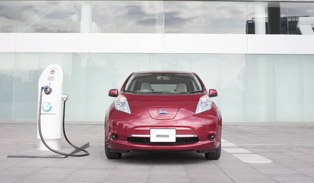 <strong>NISSAN LEAF｜日産 リーフ</strong>　日産本社前にて。横に見えるのは急速充電器。なお、日産本社の急速充電器は曇天時をのぞき同社に設置された太陽光パネルによって発電した電力が使用されている