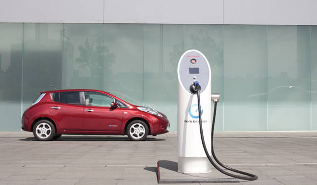 <strong>NISSAN LEAF｜日産 リーフ</strong>　近未来的なシルエット 