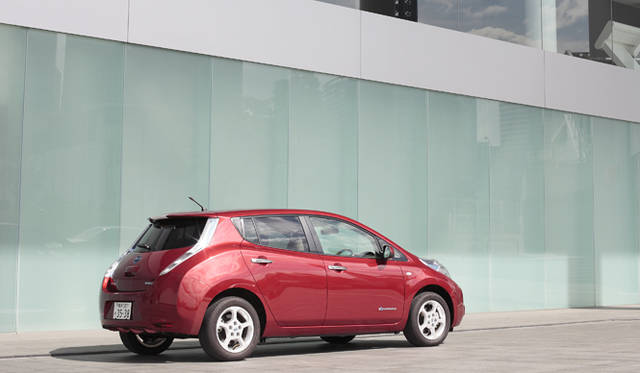 <strong>NISSAN LEAF｜日産 リーフ</strong>　リアビューはティーダに似た印象 