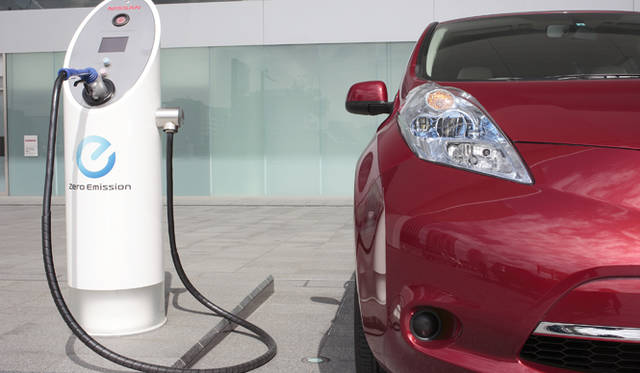 <strong>NISSAN LEAF｜日産 リーフ</strong>　ヘッドライトは整流対策が施され、直接ミラーに風が当たらないような形状だという 