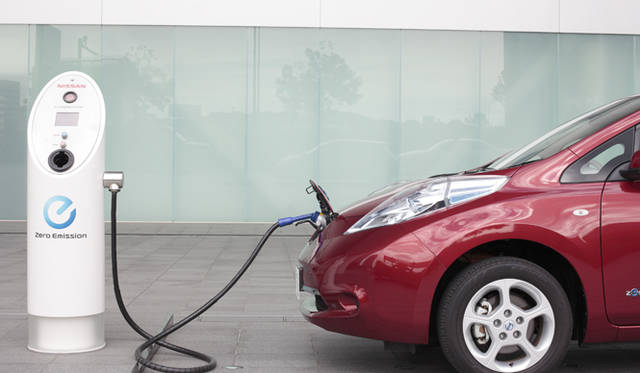 <strong>NISSAN LEAF｜日産 リーフ</strong>　急速充電機を使えば30分で80％充電される 