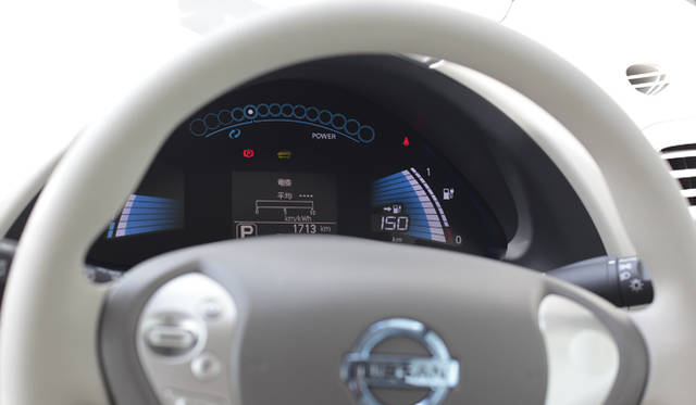 <strong>NISSAN LEAF｜日産 リーフ</strong>　視認性にすぐれたインパネ 