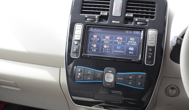 <strong>NISSAN LEAF｜日産 リーフ</strong>　EVならではの充電スポット情報などがナビに表示される 