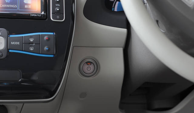 <strong>NISSAN LEAF｜日産 リーフ</strong>　PCのようなパワーボタン 