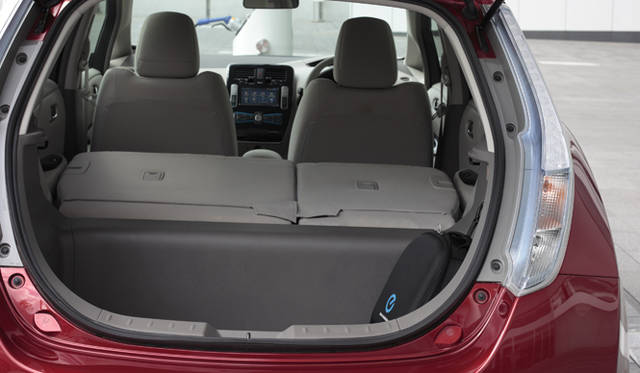 <strong>NISSAN LEAF｜日産 リーフ</strong>　分割可倒式のリアシートだが、バッテリーの張り出しが大きいので、トランクルームとはかなり段差がある 