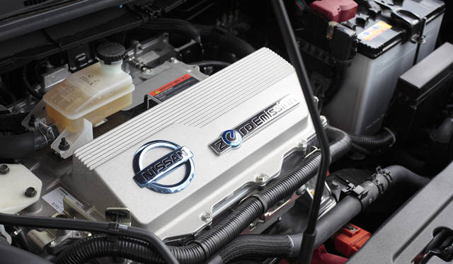 <strong>NISSAN LEAF｜日産 リーフ</strong>　3気筒エンジンのように見えるモーター 