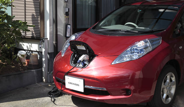 <strong>NISSAN LEAF｜日産 リーフ</strong>　スタッフ宅での充電。家庭用200Vだと8時間で満充電となる 