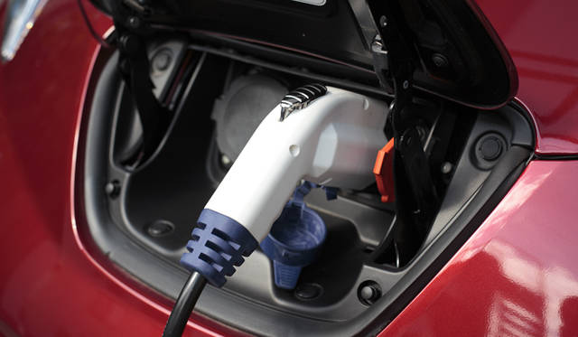 <strong>NISSAN LEAF｜日産 リーフ</strong>　右側が通常の200Vコネクタ。左はチャデモ規格の急速充電用コネクタ 