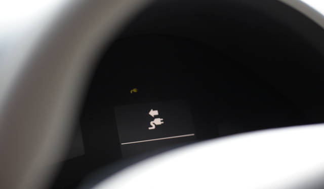 <strong>NISSAN LEAF｜日産 リーフ</strong>　充電を開始するとインパネにこのような表示が出る 