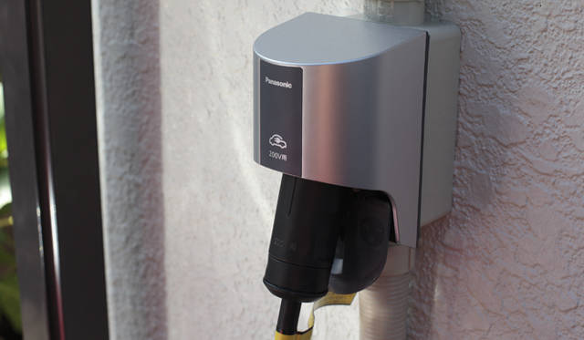 <strong>NISSAN LEAF｜日産 リーフ</strong>　家庭用の充電設備は意外と小さくまとめられている 