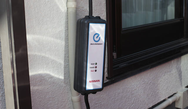 <strong>NISSAN LEAF｜日産 リーフ</strong>　ZERO EMISSIONという文字が誇らしげなアダプター 