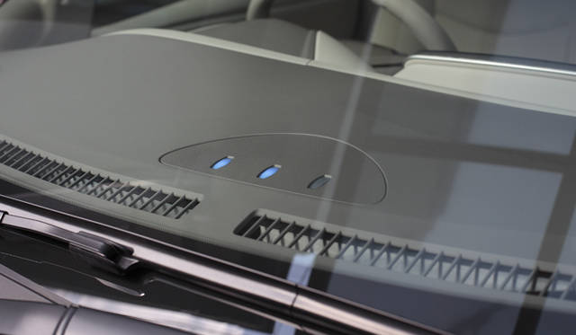 <strong>NISSAN LEAF｜日産 リーフ</strong>　充電状態は外からでもランプを見ればひと目でわかる。1つだけ点灯していれば0～33％、2つだと33～66％、3つだと66～99％。充電が完了すると15分後に消灯する 