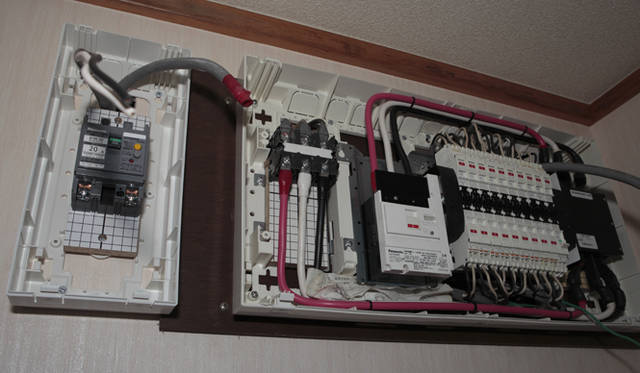 <strong>NISSAN LEAF｜日産 リーフ</strong>　一般家庭ではブレーカーから電気を引く工事が必要になる 