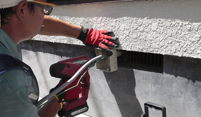 <strong>NISSAN LEAF｜日産 リーフ</strong>　スタッフ宅は床下収納をとおしたので、ほとんど穴をあける必要もなかった 